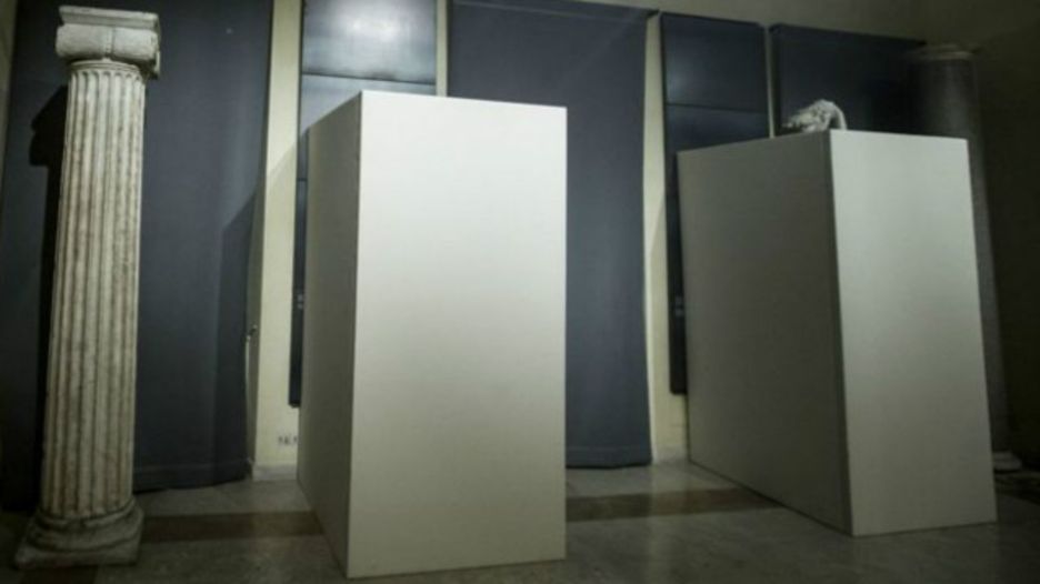 ألواخ خشبية وُضعت على التماثيل العارية في المتحف بالعاصمة الإيطالية.